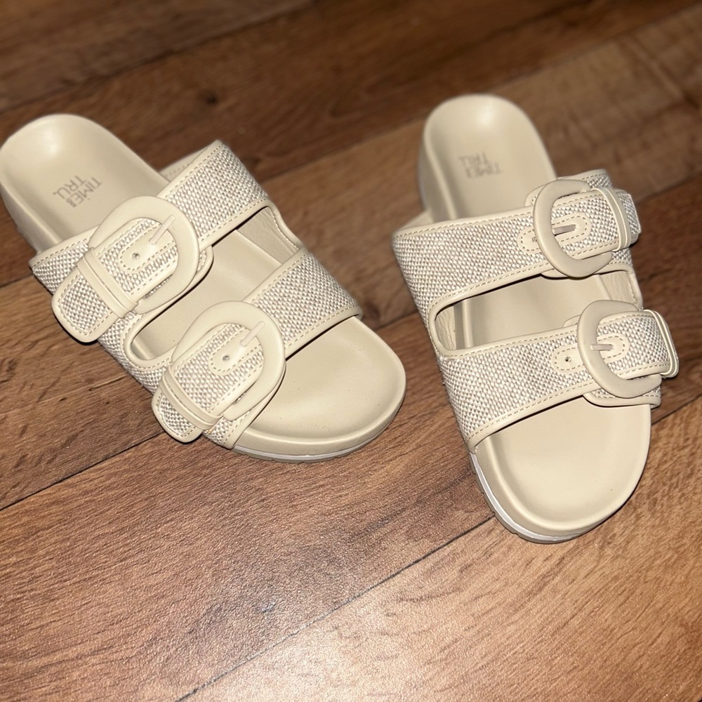 Tan women’s size 6 sandals